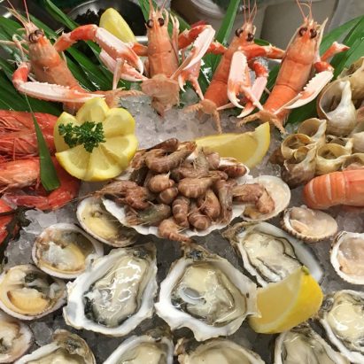 plateau fruits de mer avec du vin