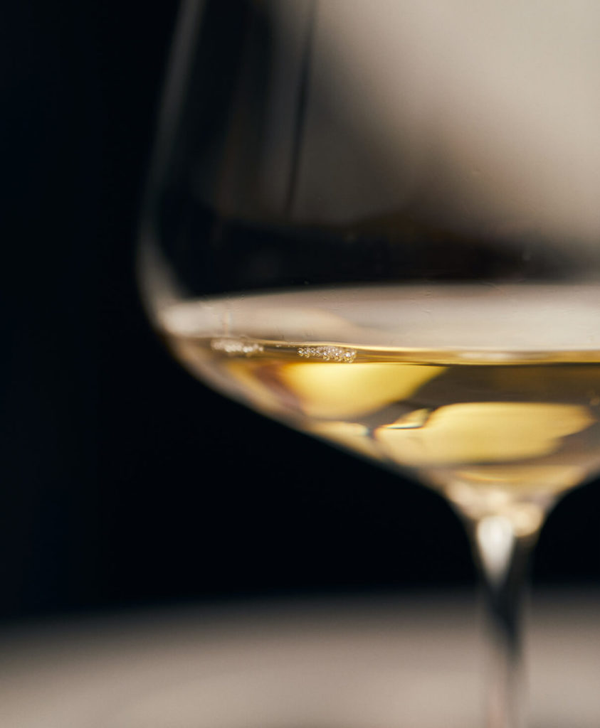 verre vin blanc vue rapprochée