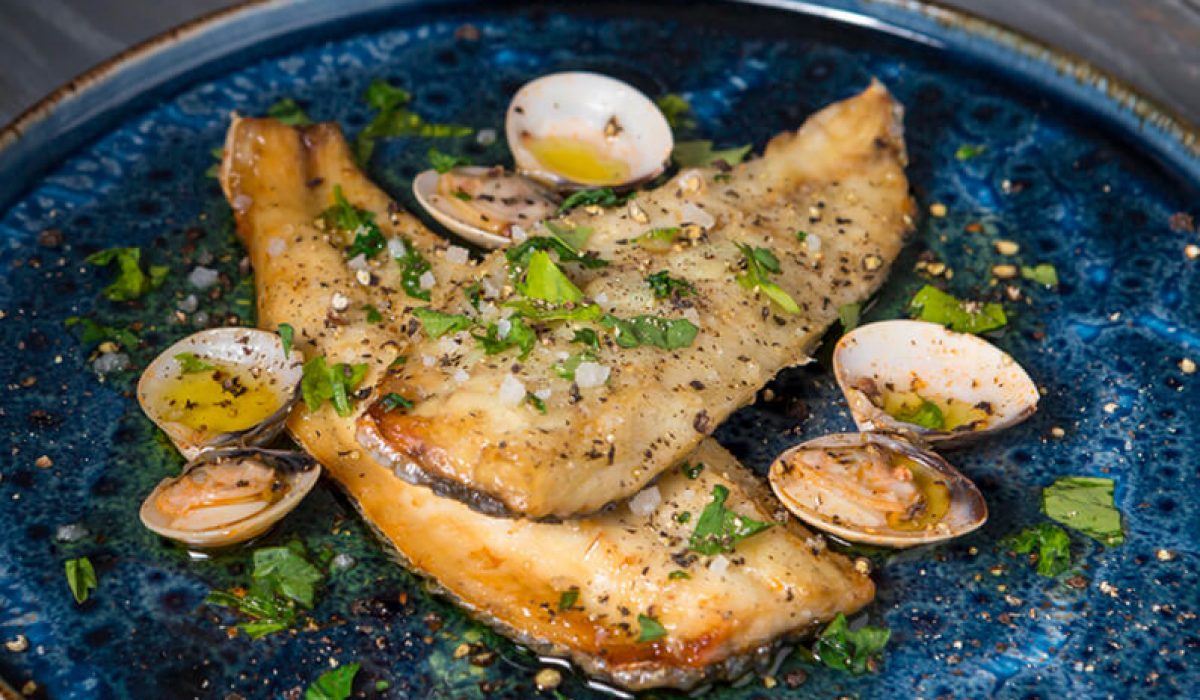 poisson accompagné de sauces et de fruits de mer