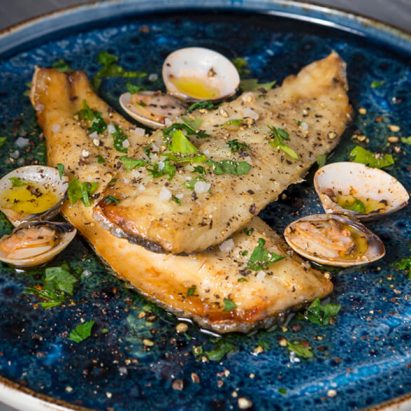 poisson accompagné de sauces et de fruits de mer