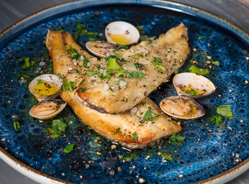 poisson accompagné de sauces et de fruits de mer