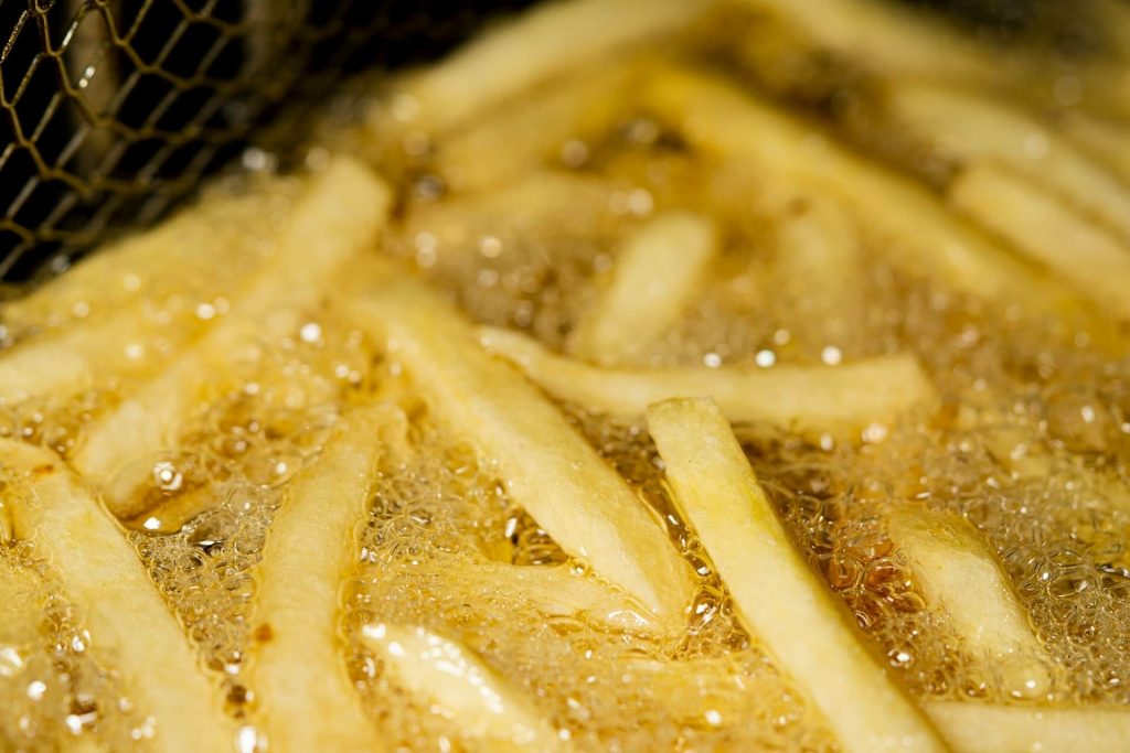 frites surgelées en train de cuire dans un restaurant
