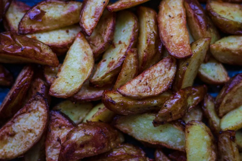 frites de type potatoes servies dans un restaurant