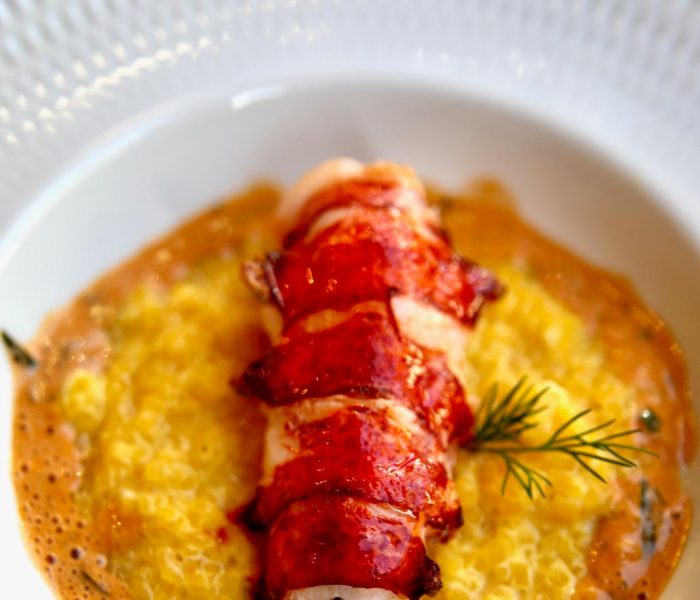 Queue de homard confit au beurre clarifié, pomme purée façon Robuchon truffée melanosporum, beurre citronné et salade au balsamique réduit
