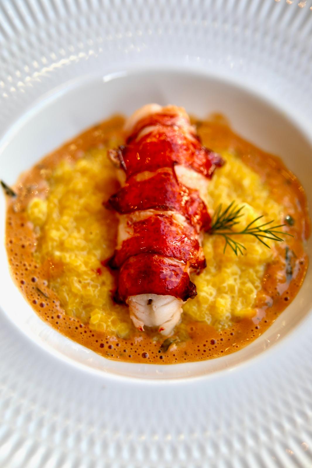 Queue de homard confit au beurre clarifié, pomme purée façon Robuchon truffée melanosporum, beurre citronné et salade au balsamique réduit