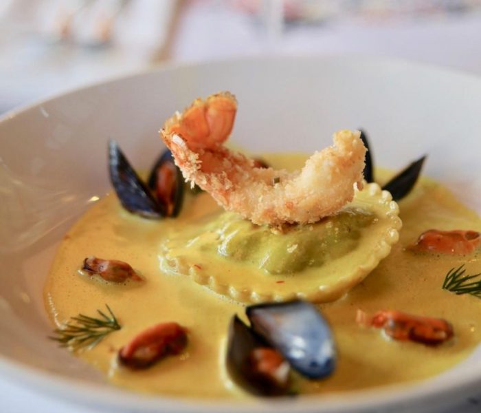 Langoustines rôties sur ravioles à l’encre de seiche, émulsion de jus de langoustine